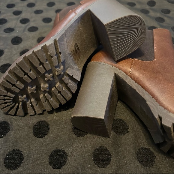 Soda Brown Ankle Boots with Block Heel - NWOB Size 9 - Picture 4 of 6